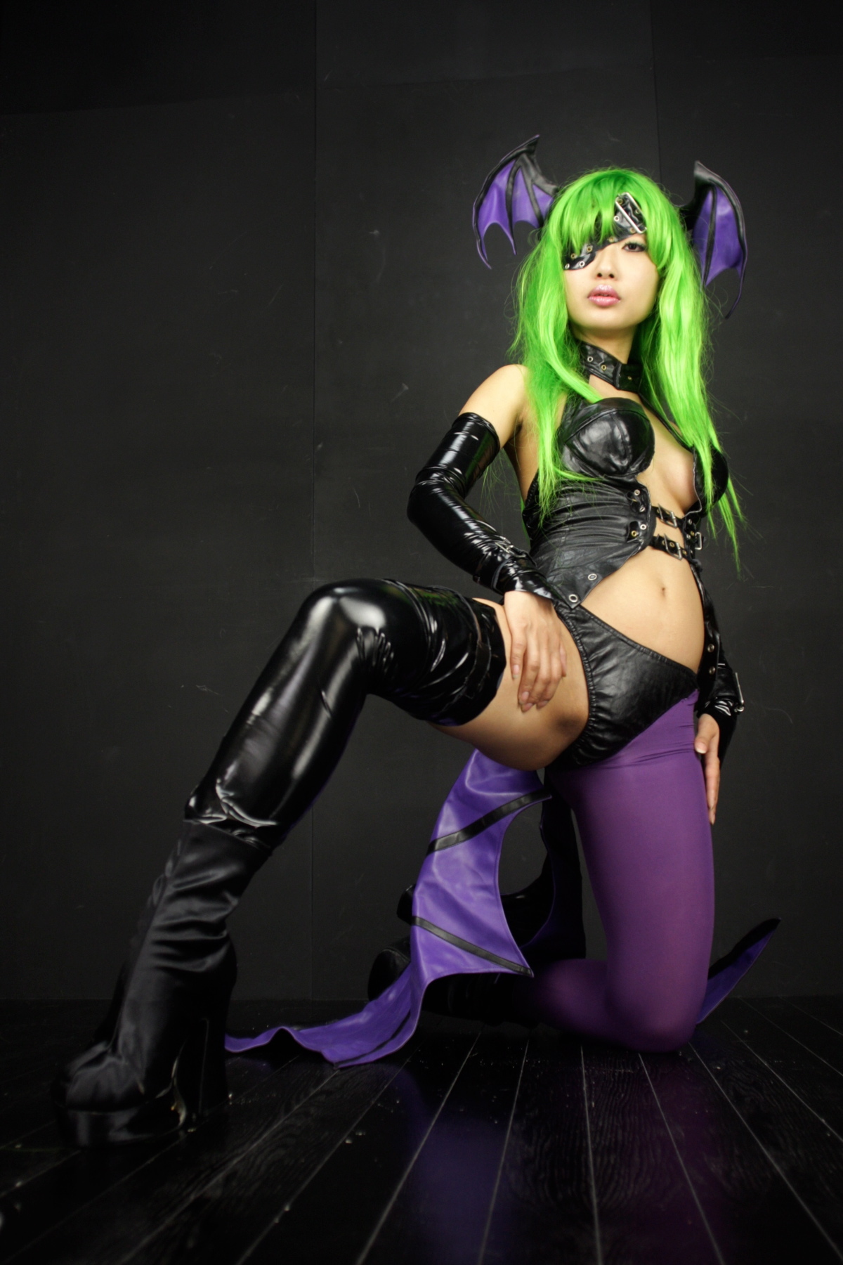 [Cosplay]  Darkstalkers  Morrigan with great body in latex